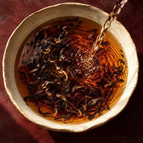 Infusion de thé noir dans un bol